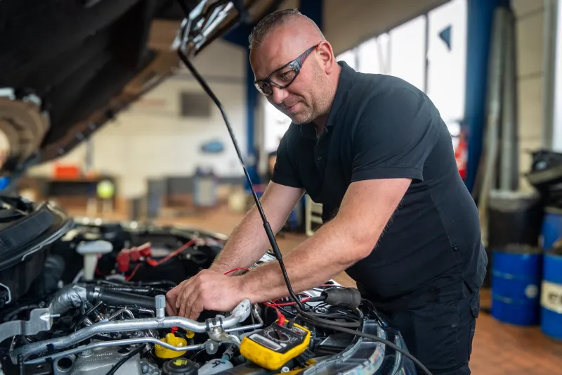 Mitarbeiter der Autowerkstatt bei der Autoreparatur